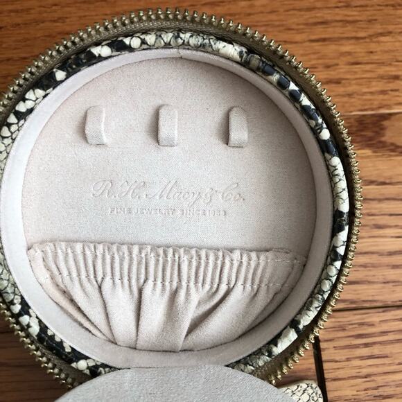 WOLF DESIGNS Round Zip Jewelry Case Animal Print NWT - Picture 3 of 8